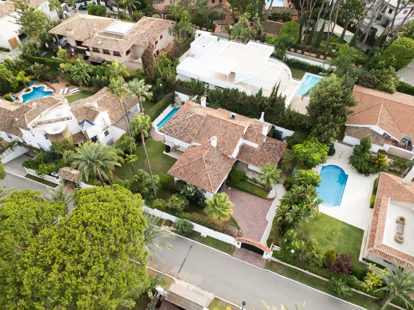 Vista exterior de Casa o xalet en venda en Marbella amb Aire condicionat, Jardí privat i Terrassa