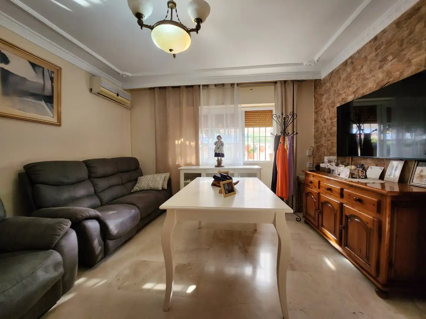 Sala d'estar de Casa adosada en venda en Alcalá de Guadaira amb Aire condicionat, Calefacció i Terrassa