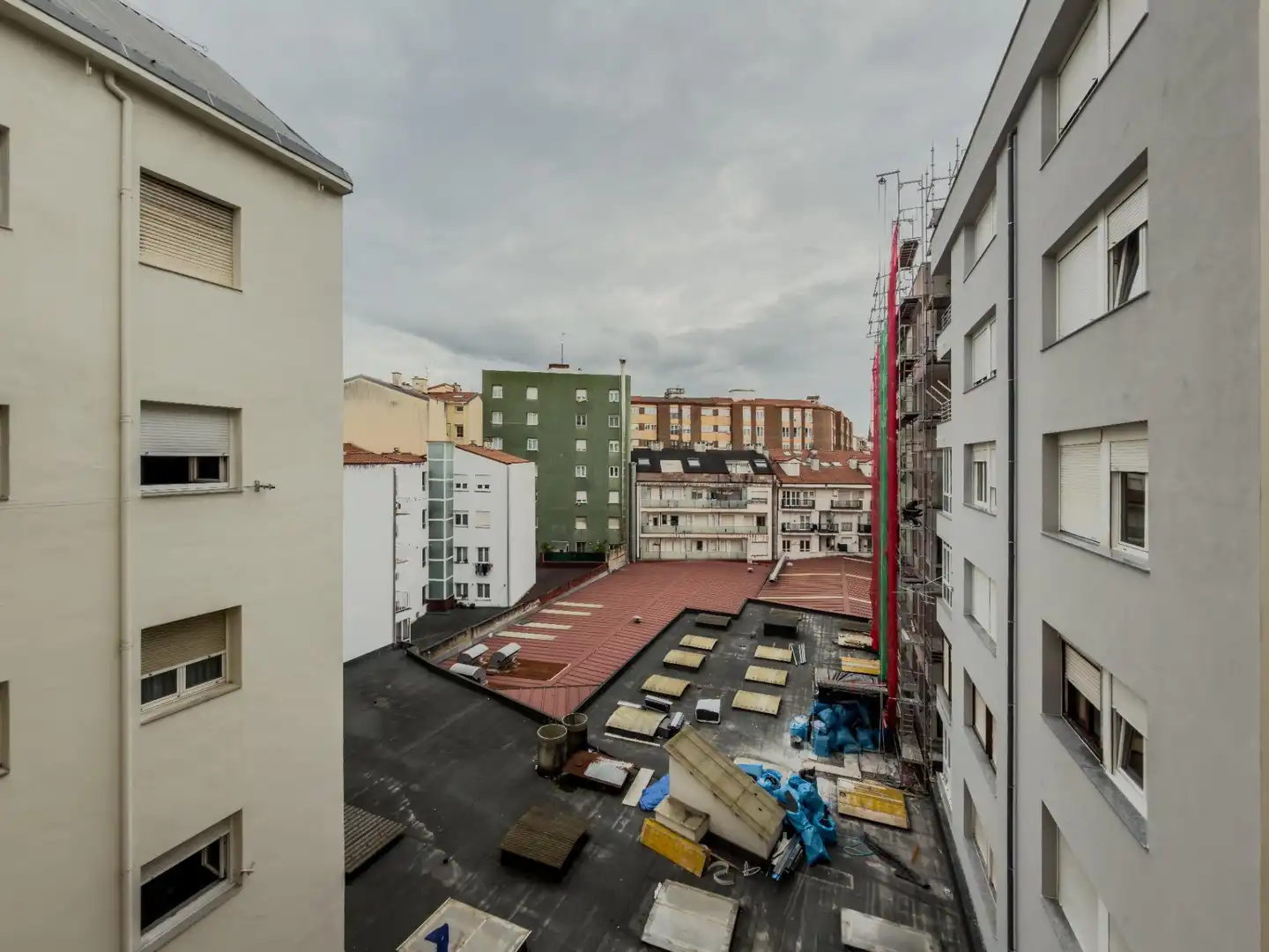 Vista exterior de Pis en venda en Torrelavega  amb Calefacció, Parquet i Traster