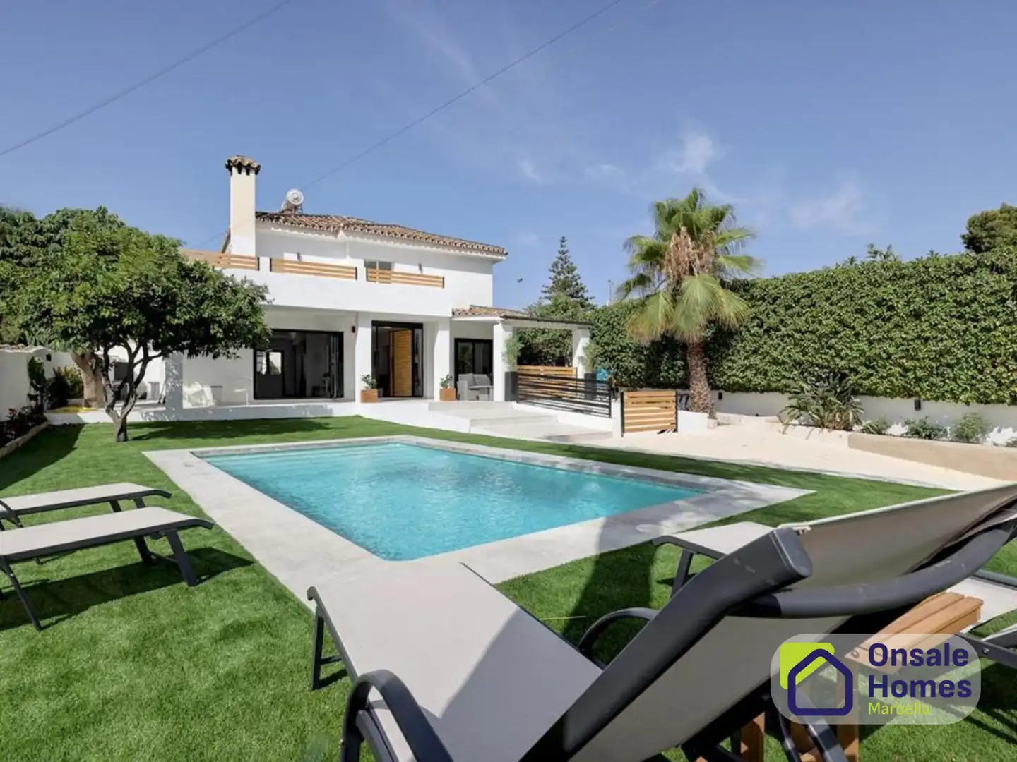 Vista exterior de Casa o xalet en venda en Marbella amb Aire condicionat, Jardí privat i Terrassa