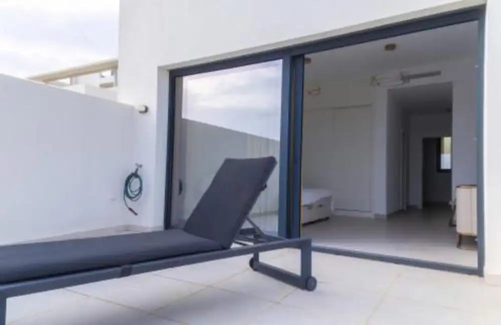 Terrasse von Einfamilien-Reihenhaus zum Verkauf in Casares mit Klimaanlage, Privatgarten und Terrasse