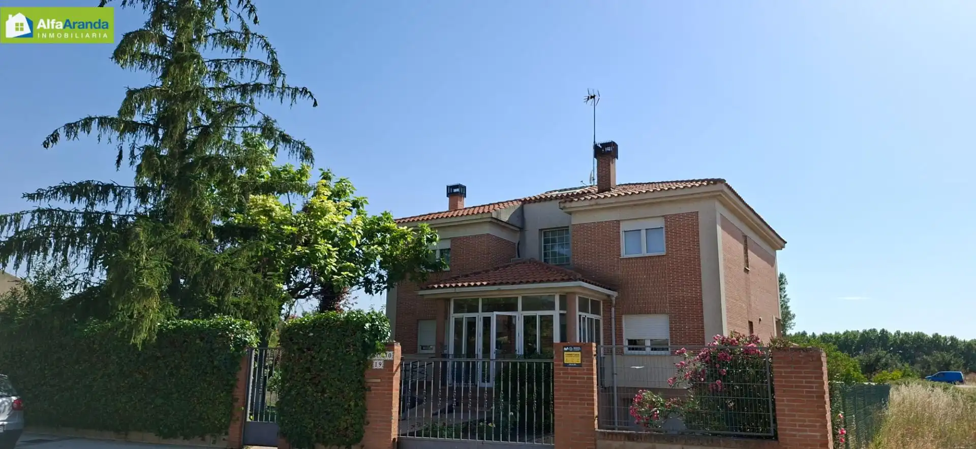 Vista exterior de Casa o xalet en venda en Fuentespina amb Calefacció, Jardí privat i Parquet