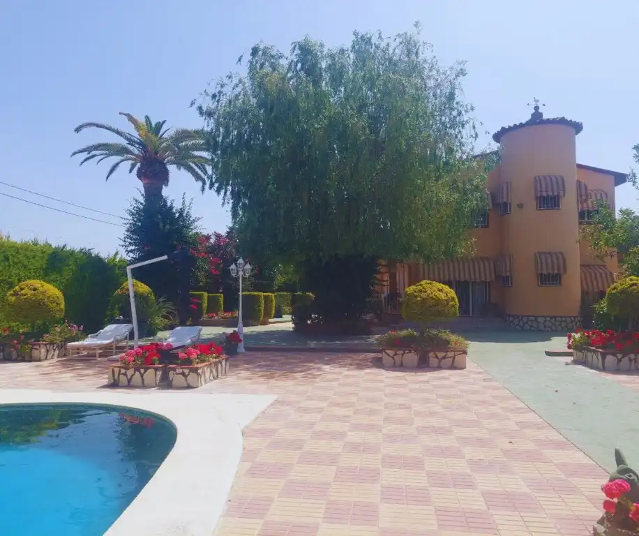 Casa con terraza en venta en Pueblo - Urbanizaciones