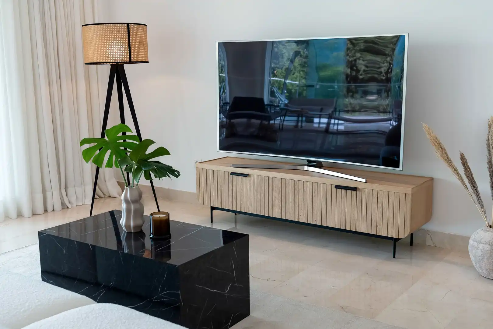 Sala de estar de Planta baja en venta en Marbella con Aire acondicionado, Calefacción y Jardín privado