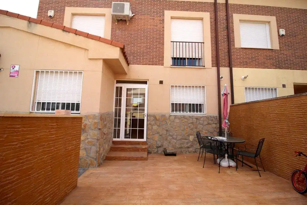 Vista exterior de Casa o chalet en venta en Alovera con Aire acondicionado, Calefacción y Piscina comunitaria