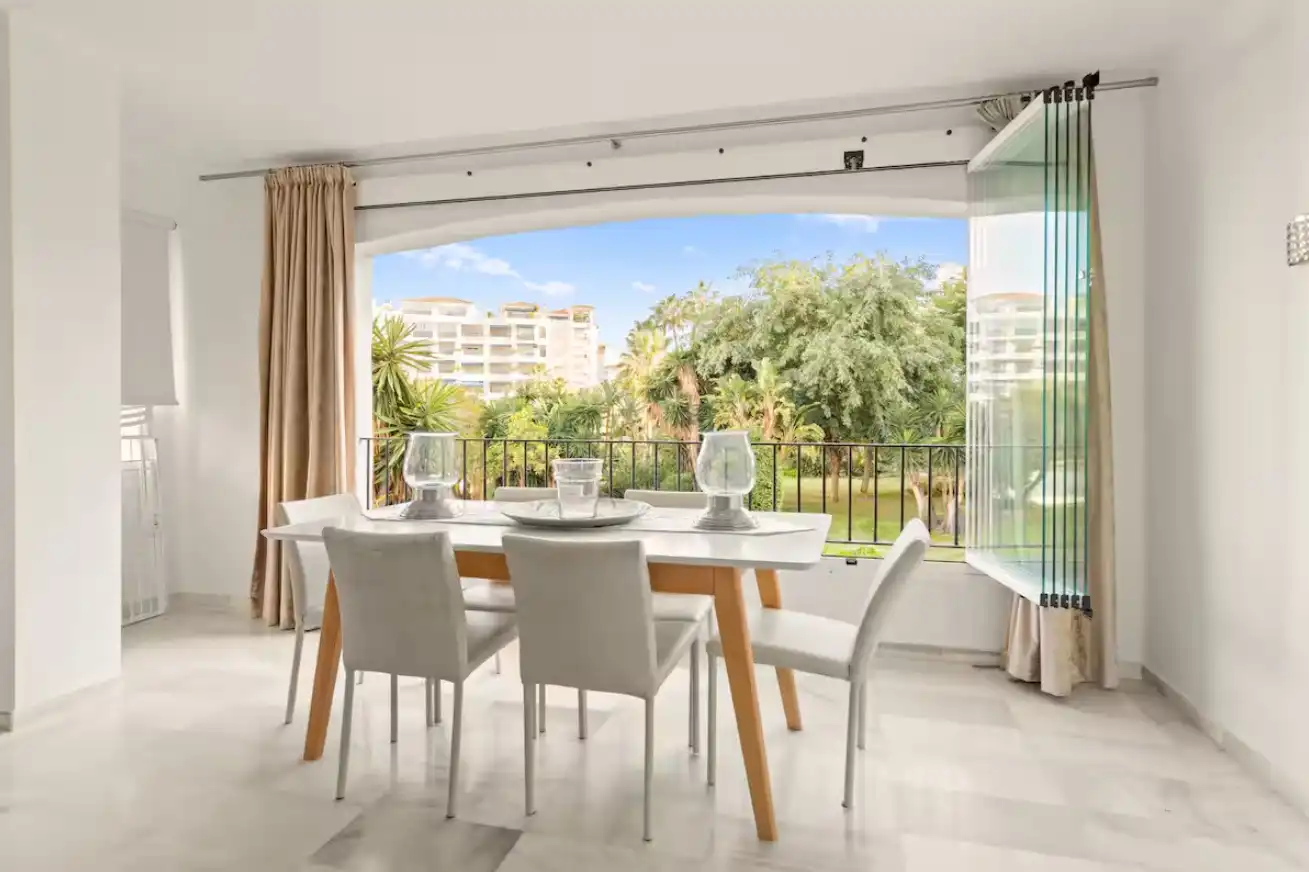 Menjador de Apartament de lloguer en Marbella amb Aire condicionat, Calefacció i Parquet