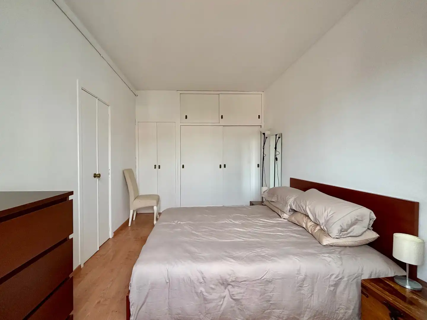 Schlafzimmer von Dachboden zur Miete in Barcelona mit Klimaanlage, Heizung und Parkett