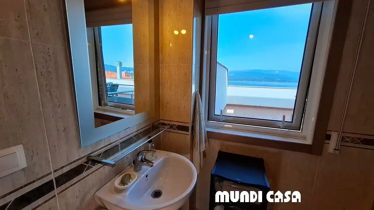 Baño de Ático de alquiler en Rianxo con Calefacción, Terraza y Trastero