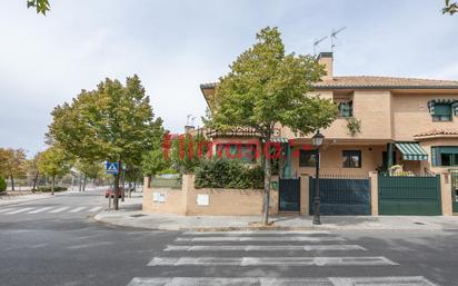 Exterior view of Single-family semi-detached for sale in Villaviciosa de Odón  with Air Conditioner, Heating and Private garden