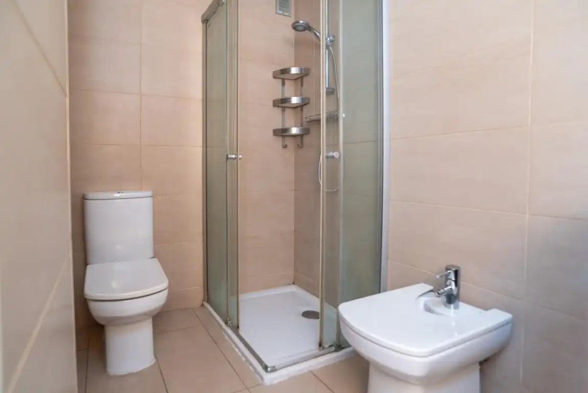 Badezimmer von Wohnung zum Verkauf in Badalona mit Heizung, Parkett und Terrasse