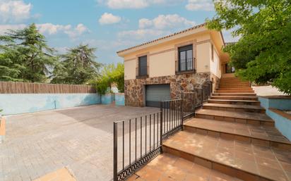 Vista exterior de Casa o xalet en venda en Sevilla la Nueva amb Terrassa