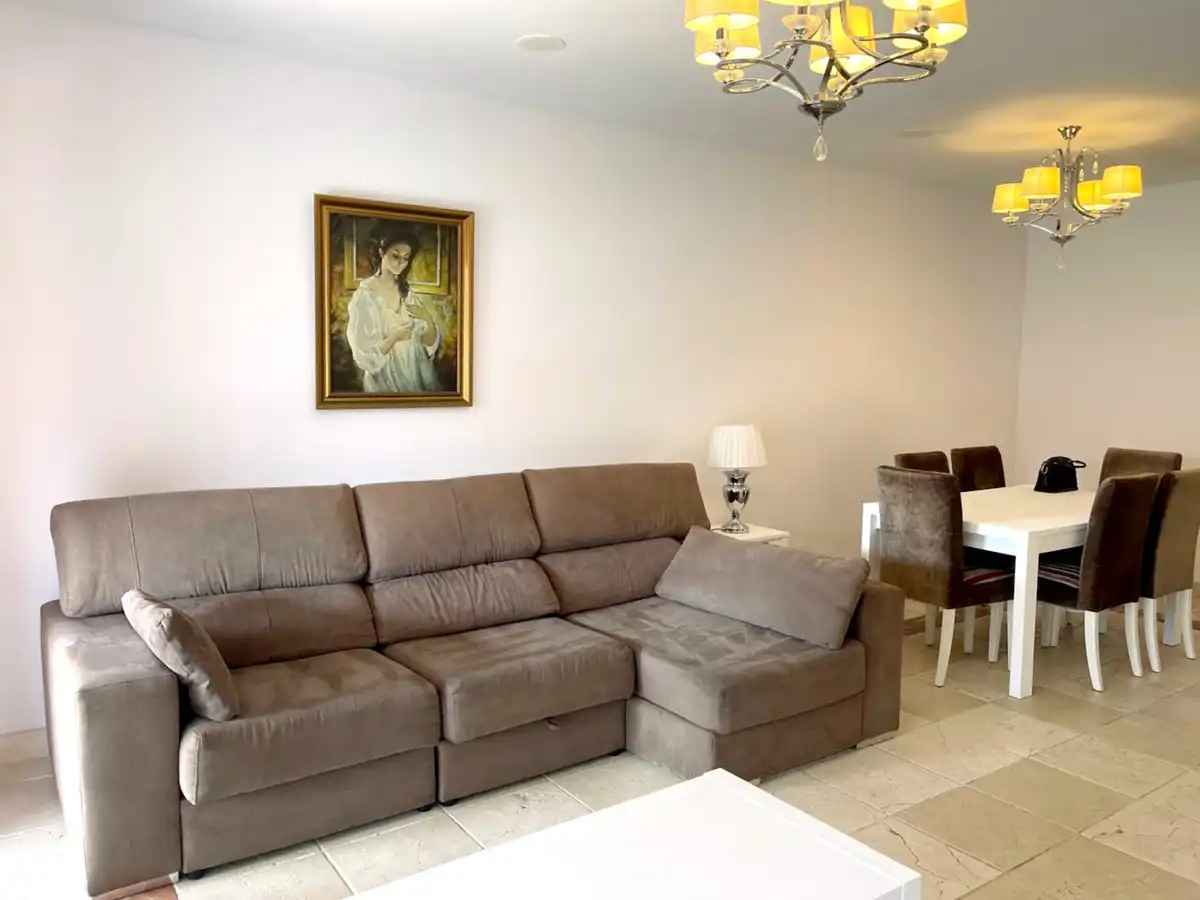 Sala d'estar de Apartament de lloguer en Estepona amb Aire condicionat, Terrassa i Moblat