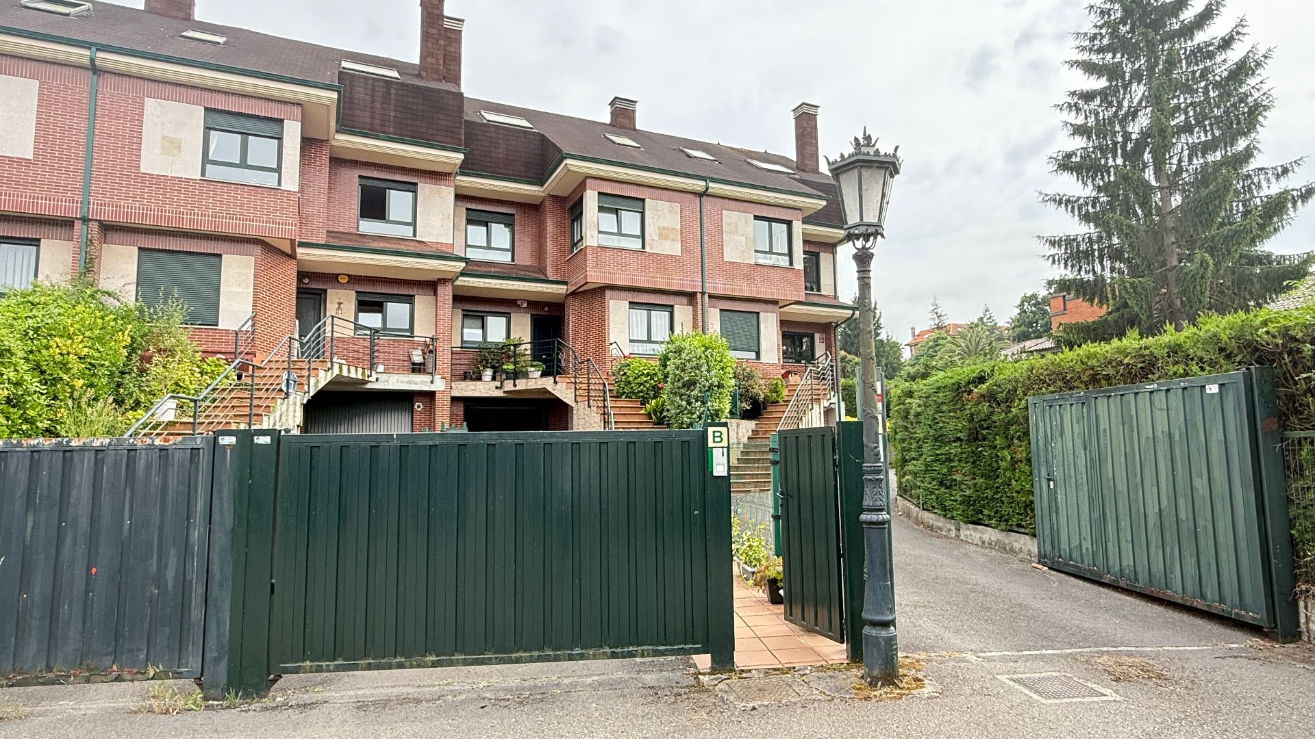 Exterior view of Single-family semi-detached for sale in Oviedo   with Heating, Parquet flooring and Terrace