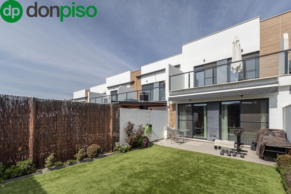 Außenansicht von Einfamilien-Reihenhaus zum Verkauf in  Granada Capital mit Privatgarten und Terrasse