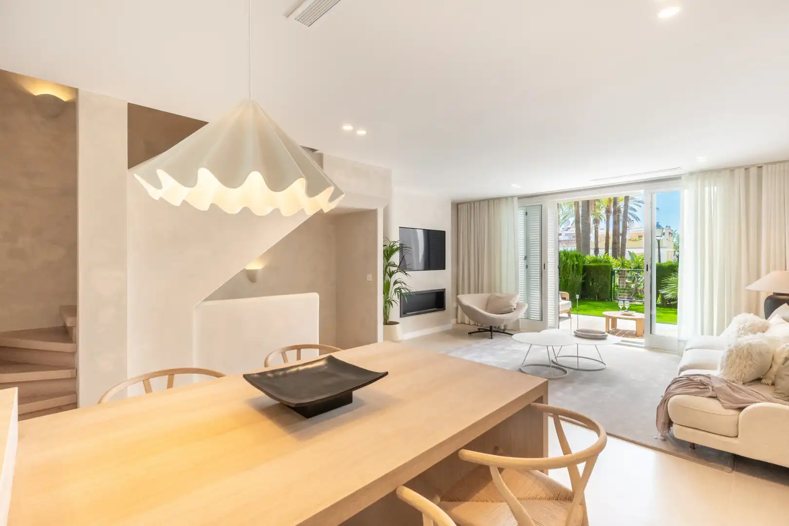 Living room of Detached homes for sale in Marbella  with Air Conditioner, Heating and Private garden