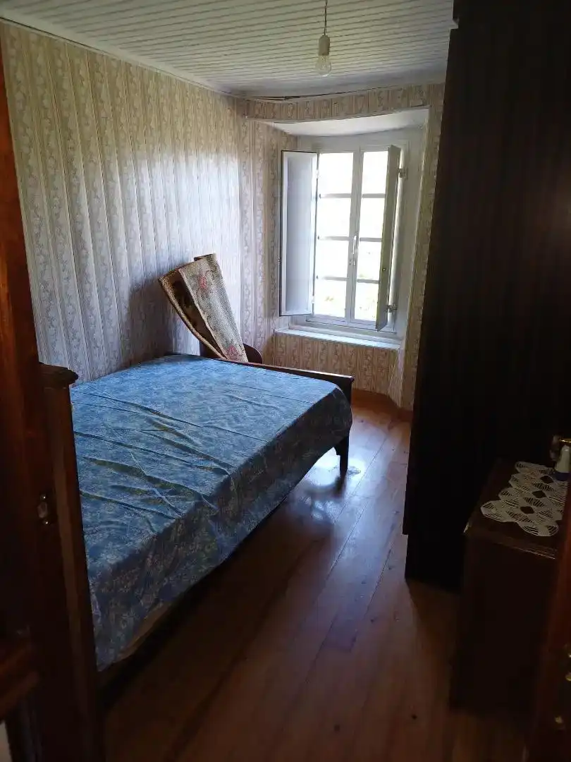 Schlafzimmer von Erdgeschoss zum Verkauf in Cariño mit Privatgarten, Abstellraum und Ofen