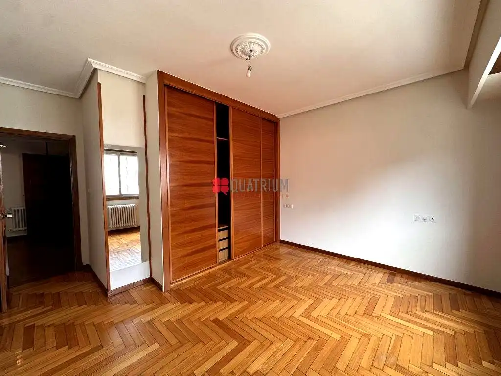 Habitación de Piso en venta en Ourense Capital  con Calefacción, Terraza y Trastero