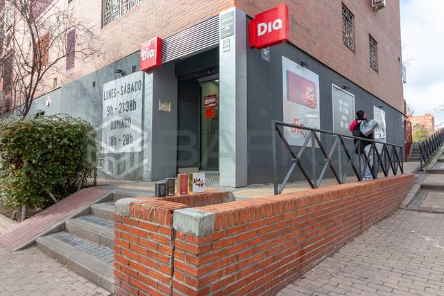 Local comercial en Venta en Avenida de Rafael Alberti en Palomeras Sureste