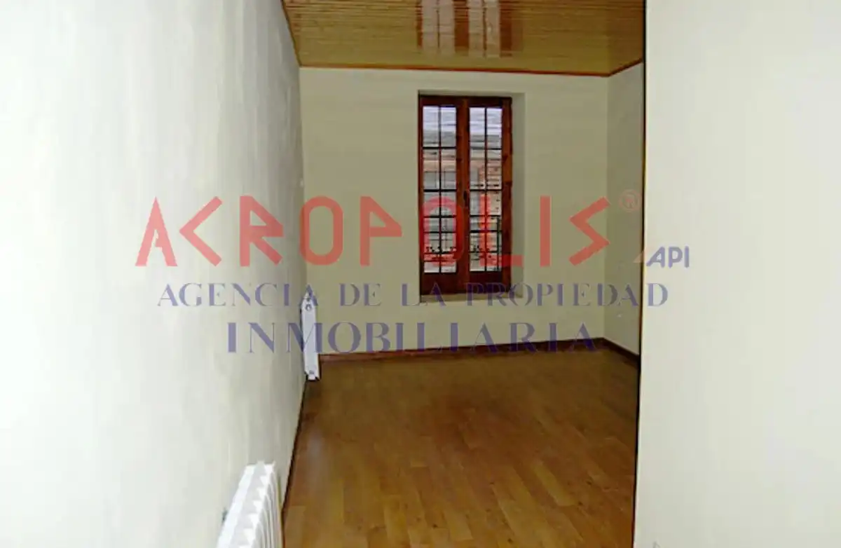 Habitación de Local en venta en Santa María de la Vega
