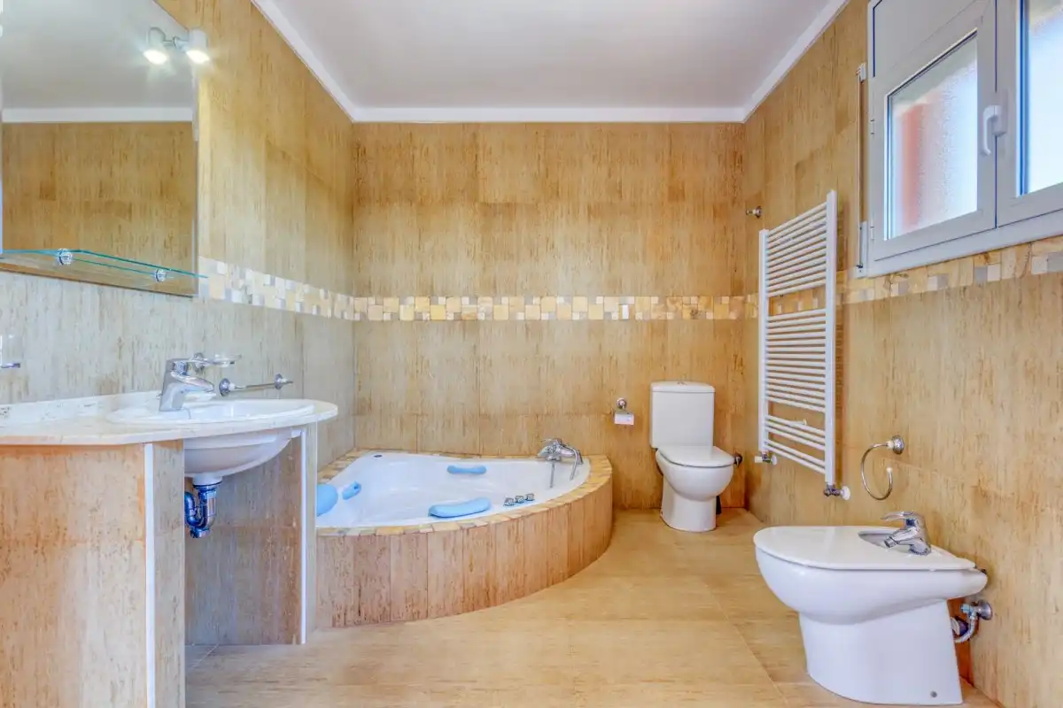 Bathroom of Houses for sale in Llers  with Air Conditioner, Heating and Private garden