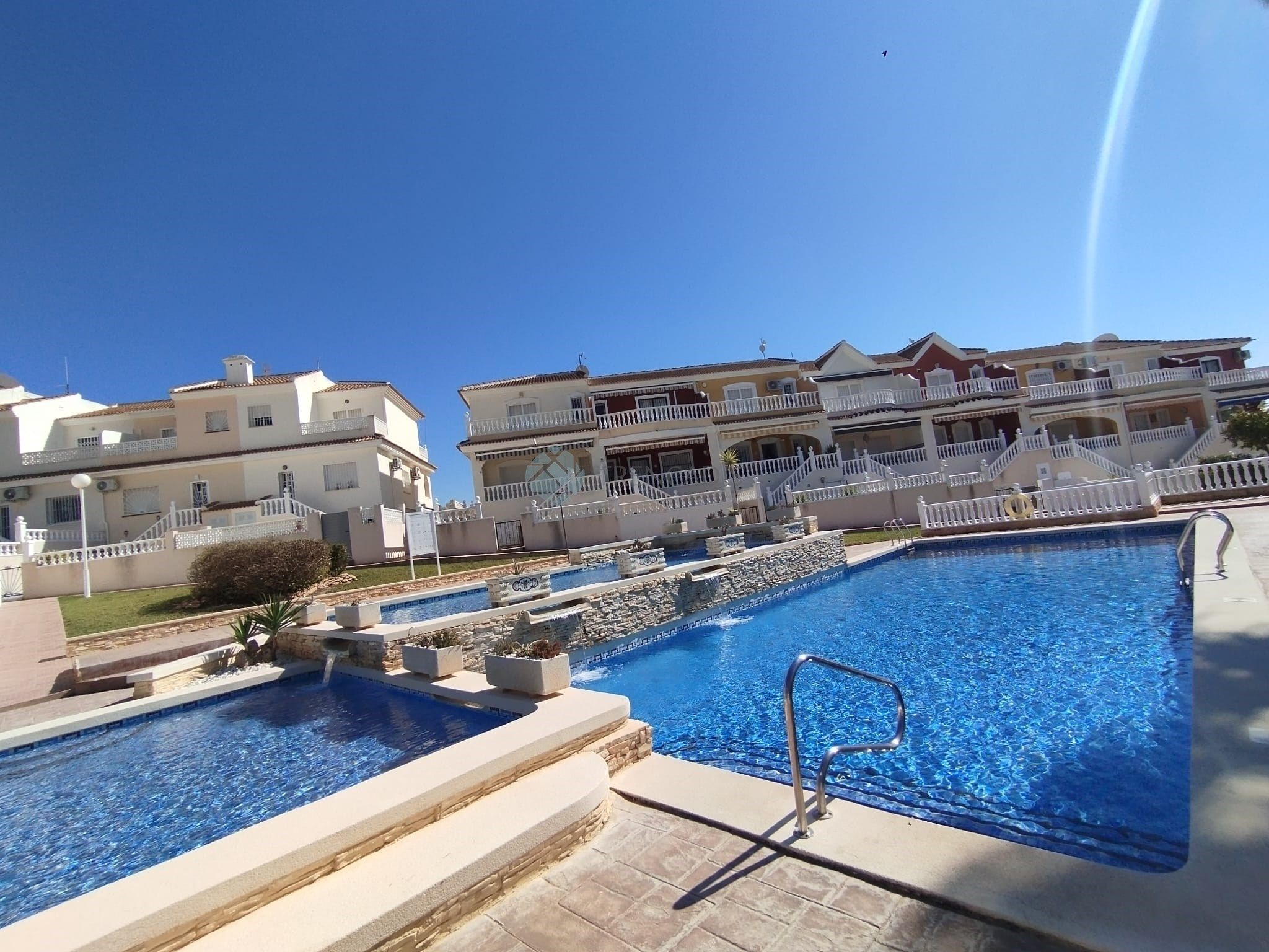 Piscina de Casa adosada en venda en Benijófar