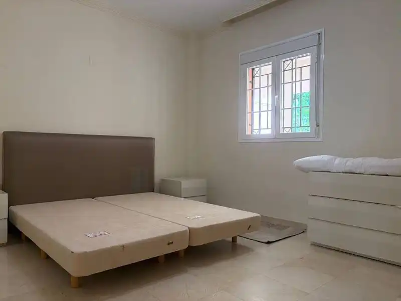Schlafzimmer von Erdgeschoss zur Miete in Marbella mit Klimaanlage, Terrasse und Abstellraum