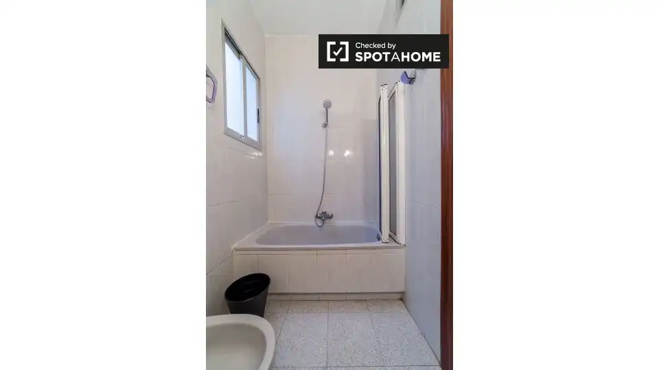 Badezimmer von Wohnung zur untervermieten in Valencia mit Klimaanlage, Heizung und Möbliert