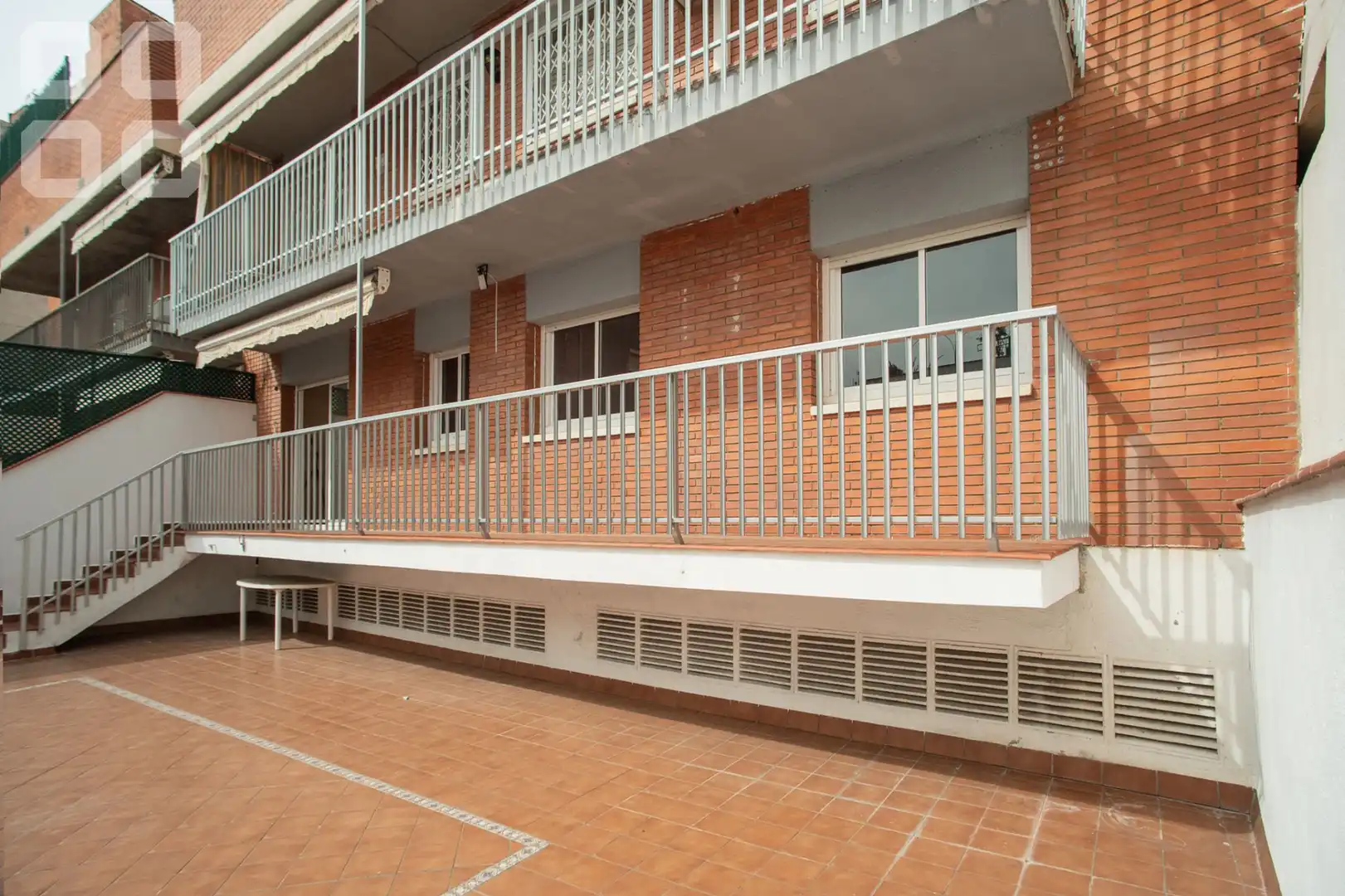 Vista exterior de Piso en venta en L'Hospitalet de Llobregat con Parquet, Terraza y Balcón