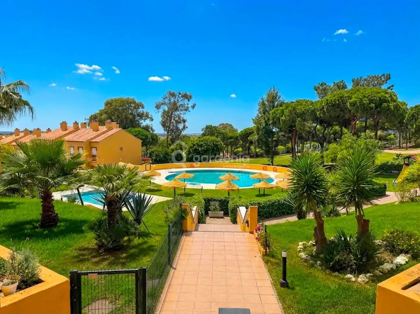 Garten von Einfamilien-Reihenhaus zum Verkauf in Islantilla mit Privatgarten und Terrasse