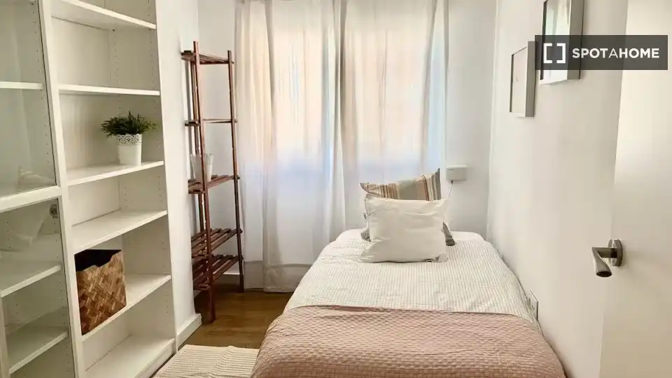 Habitación de Piso de alquiler en Valencia con Aire acondicionado, Calefacción y Amueblado