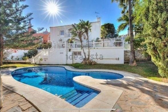 Vista exterior de Casa o xalet en venda en Benalmádena amb Aire condicionat, Calefacció i Jardí privat