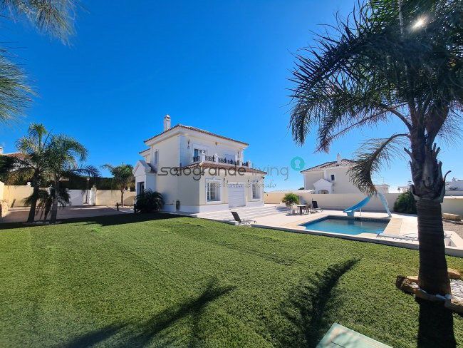 Vista exterior de Casa o xalet en venda en Sotogrande amb Aire condicionat, Calefacció i Jardí privat