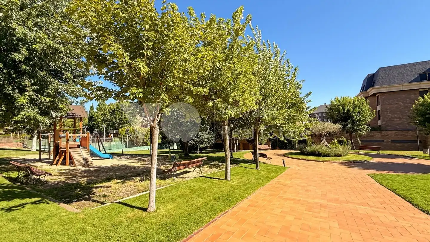 Jardí de Pis en venda en Majadahonda amb Aire condicionat, Calefacció i Terrassa