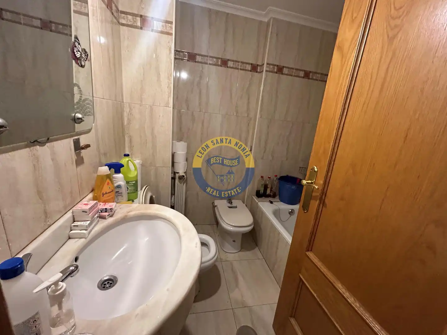 Bany de Apartament en venda en León Capital  amb Calefacció, Parquet i Traster