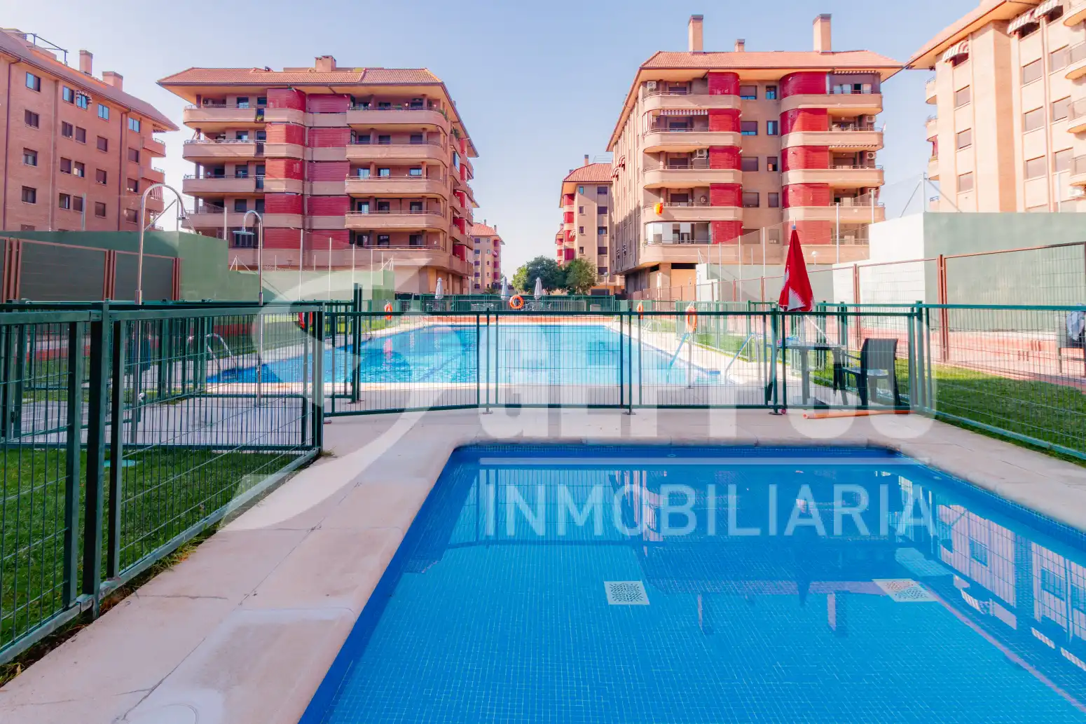 Piscina de Casa adosada en venta en Alcalá de Henares con Calefacción, Terraza y Piscina comunitaria