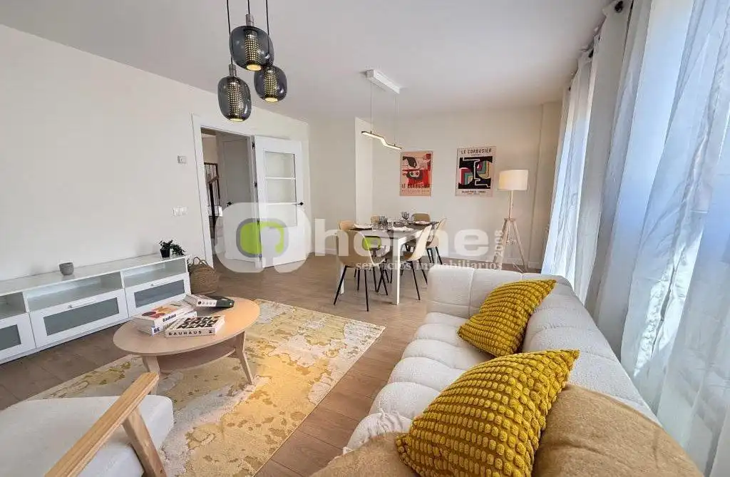 Sala d'estar de Casa adosada en venda en Morales de Toro amb Calefacció, Jardí privat i Moblat