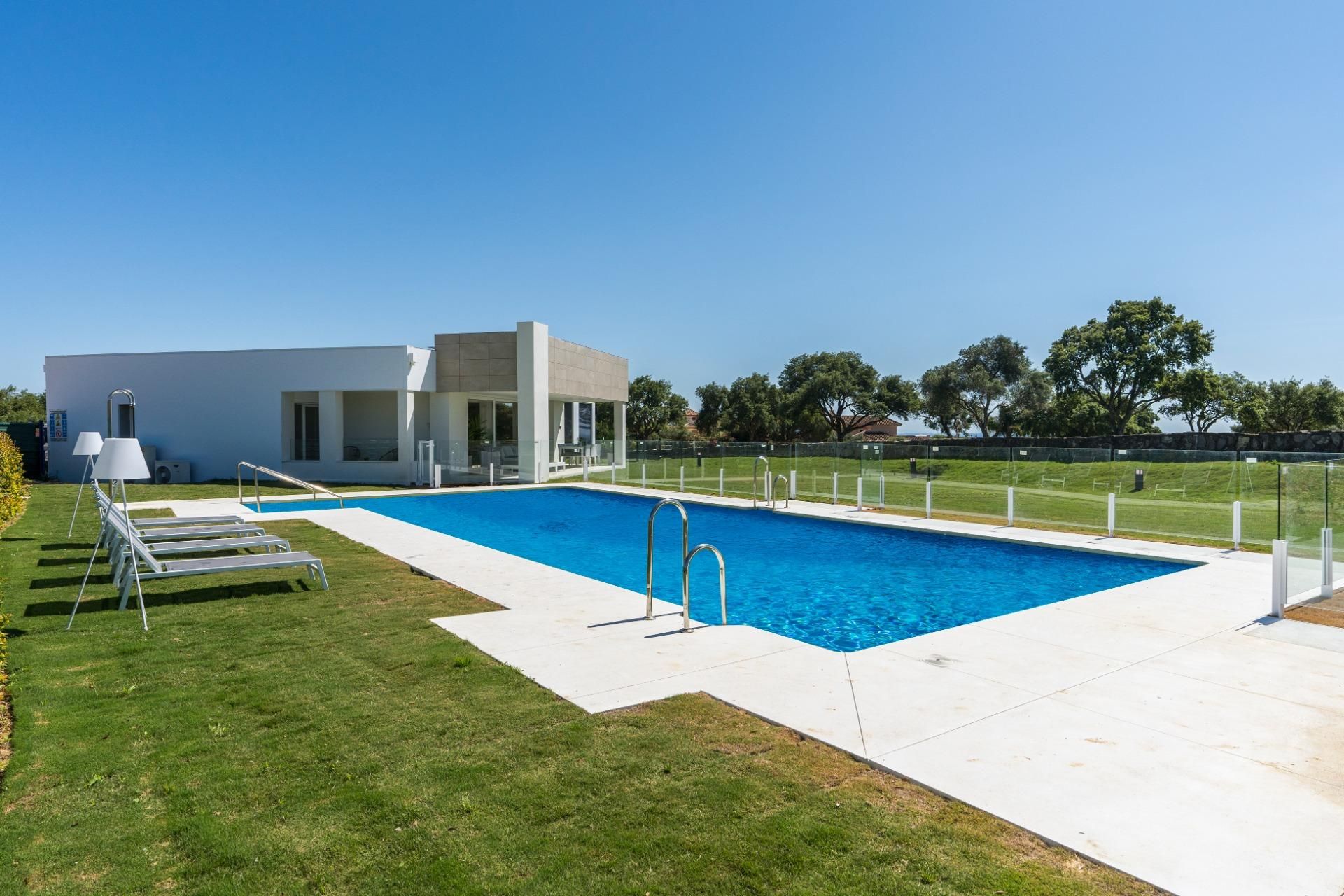 Swimming pool of Planta baja for sale in Sotogrande  with Air Conditioner, Heating and Private garden