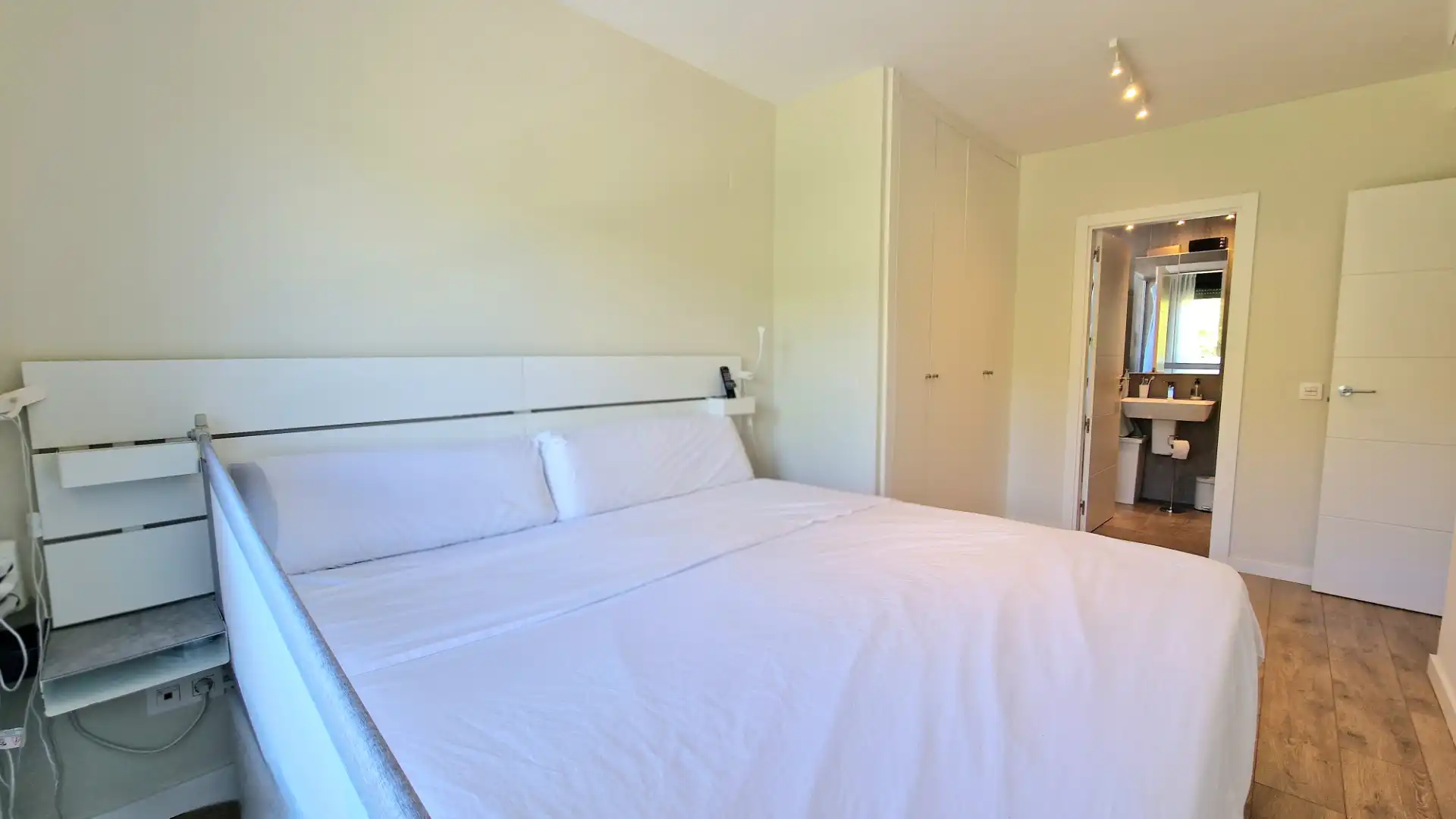 Schlafzimmer von Dachboden zum Verkauf in San Juan de Aznalfarache mit Klimaanlage, Abstellraum und Gemeinschaftspool