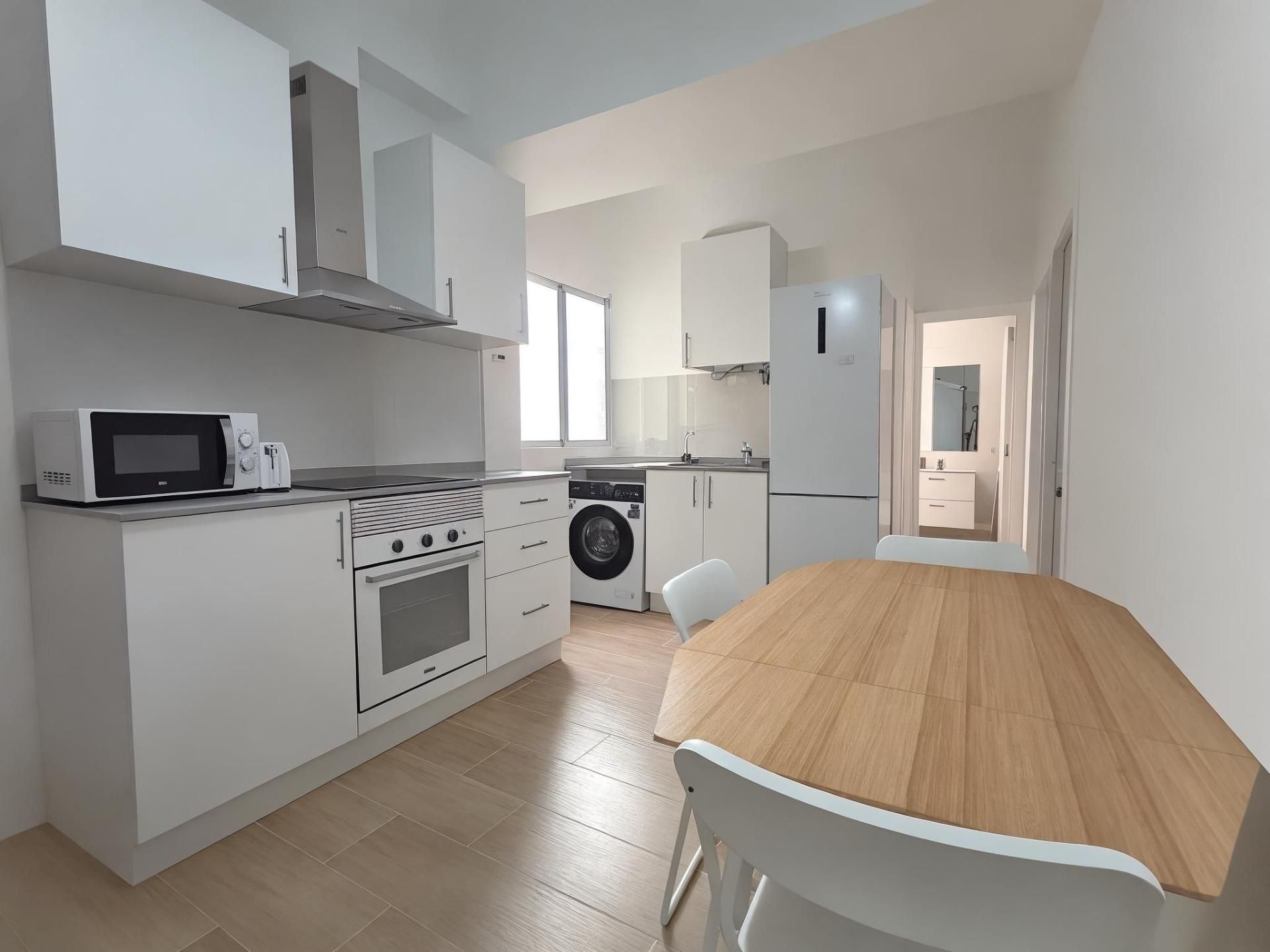 Kitchen of Flat to share in  Valencia Capital  with Air Conditioner