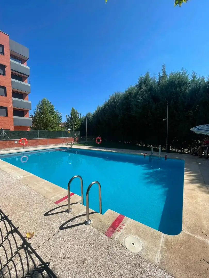 Piscina de Ático de alquiler en Alcalá de Henares con Aire acondicionado, Calefacción y Jardín privado