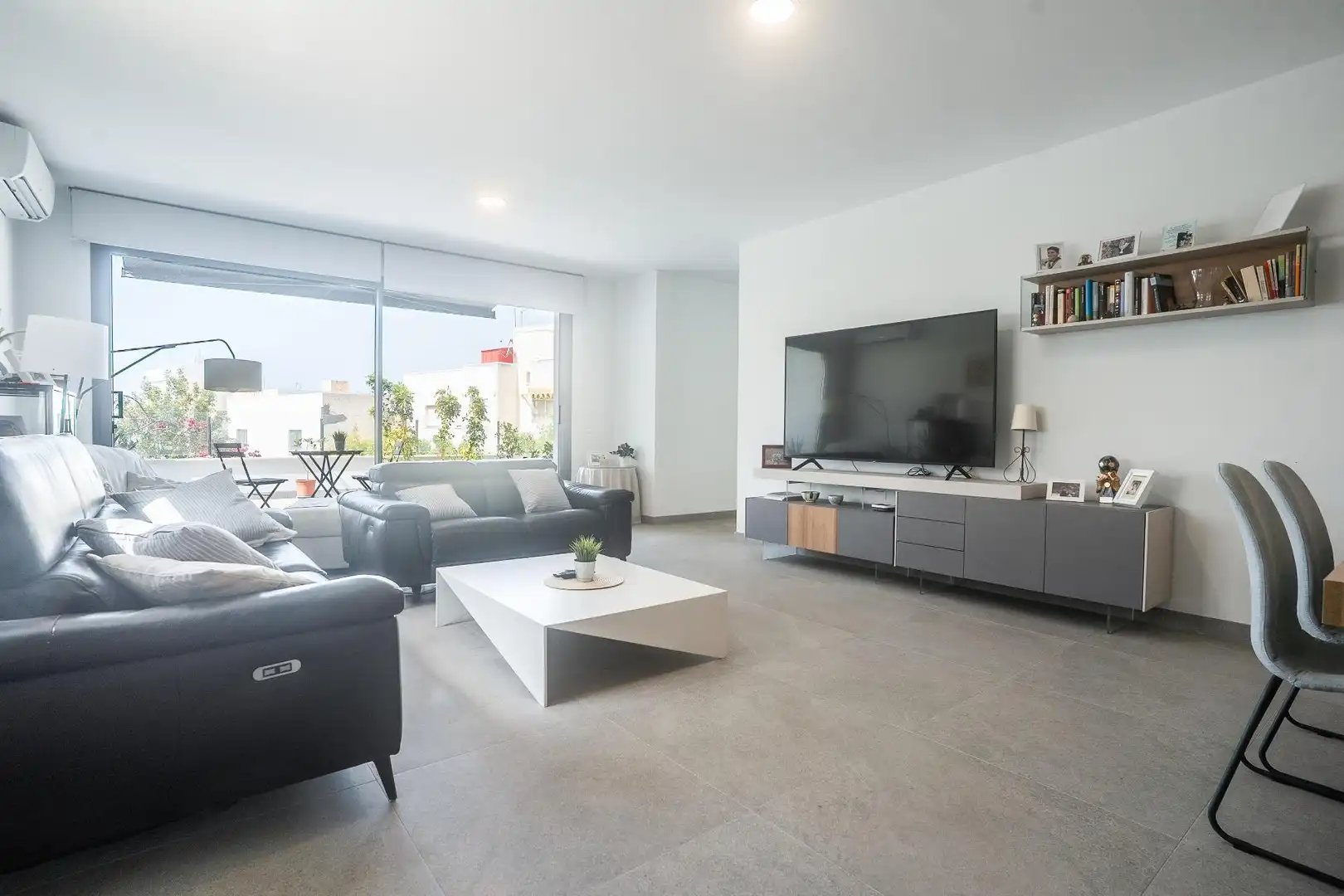 Sala de estar de Casa o chalet en venta en Almería con Aire acondicionado, Jardín privado y Terraza