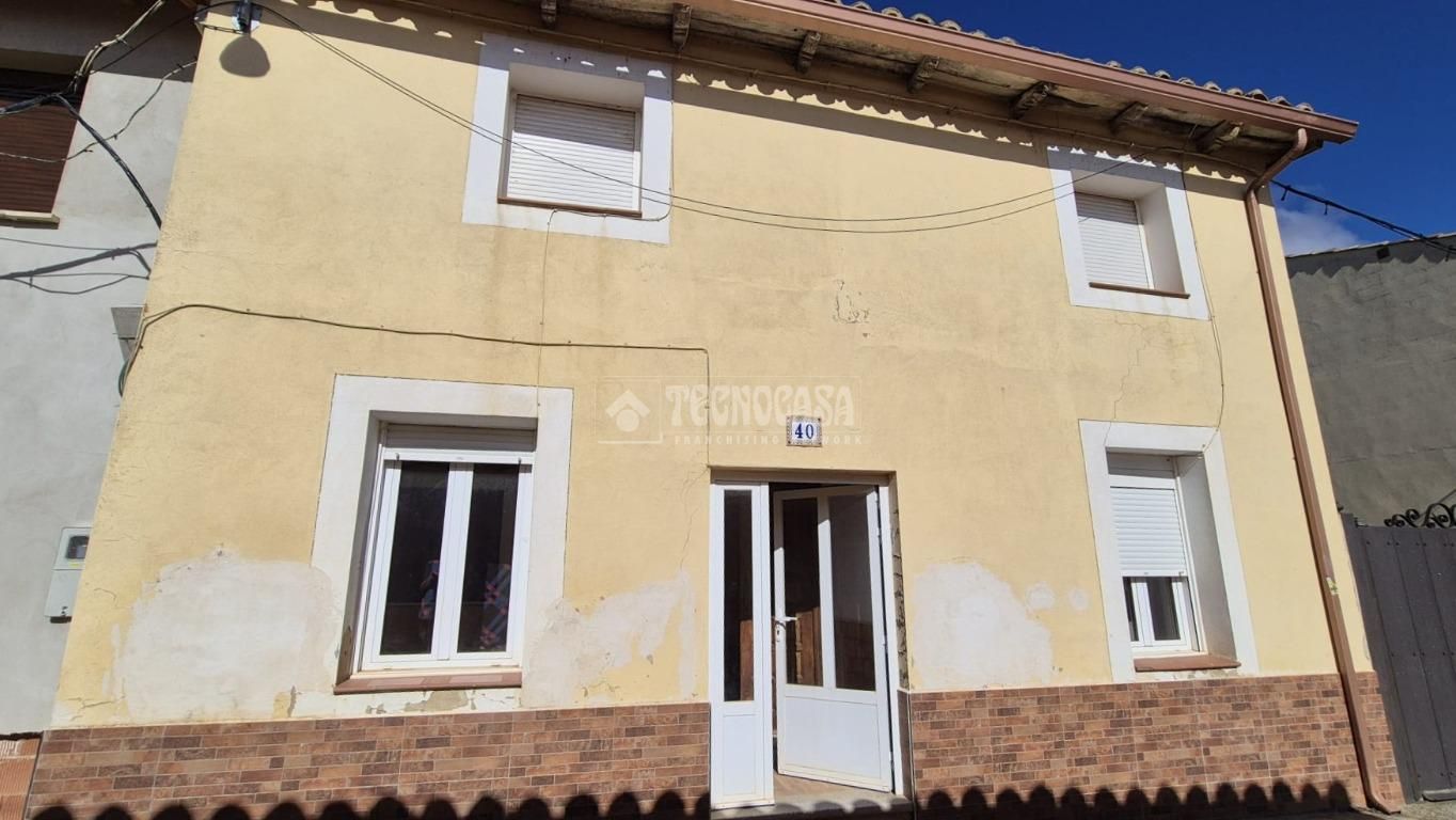 Vista exterior de Casa adosada en venda en Lantadilla