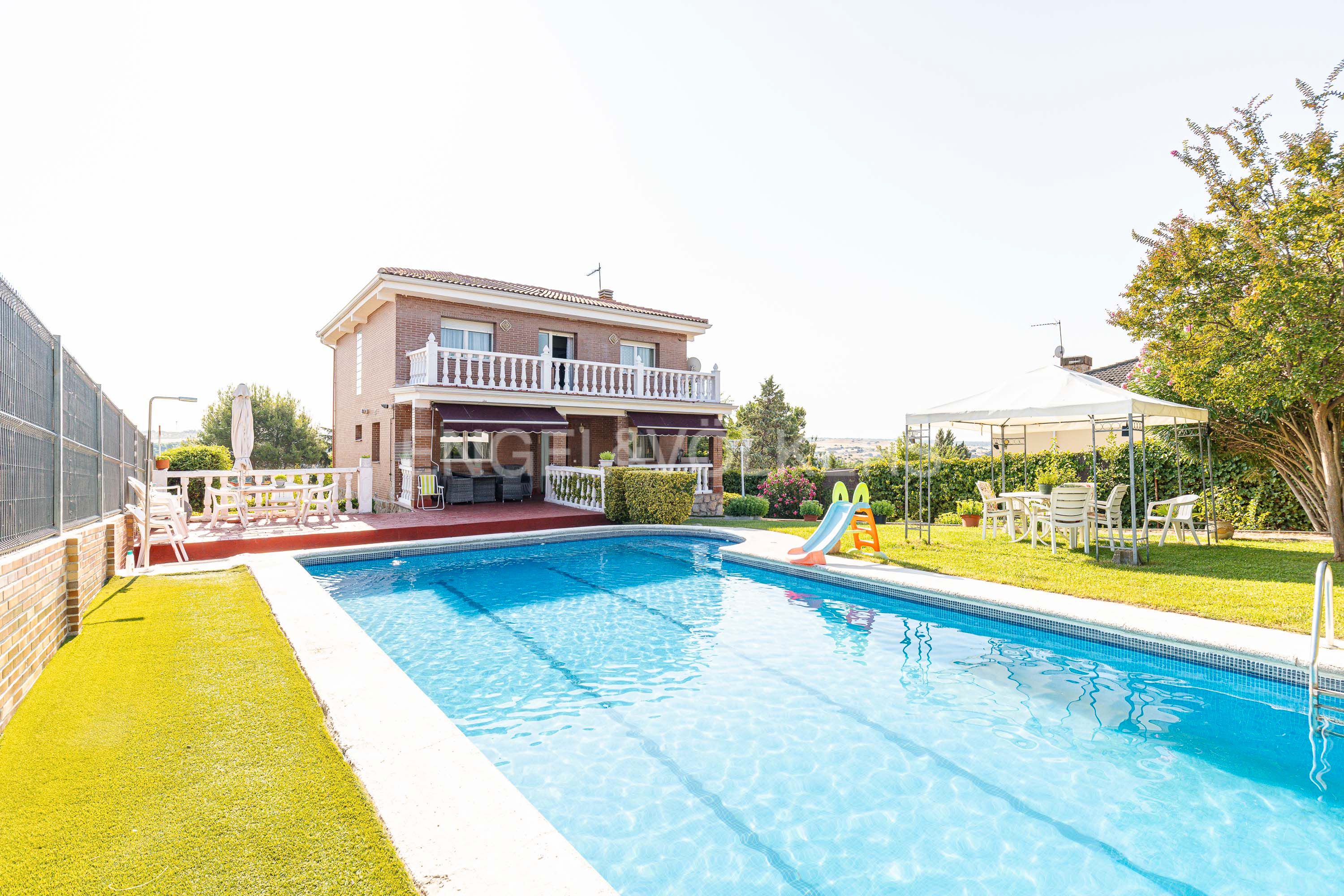Vista exterior de Casa o xalet en venda en Villanueva del Pardillo amb Calefacció, Jardí privat i Terrassa