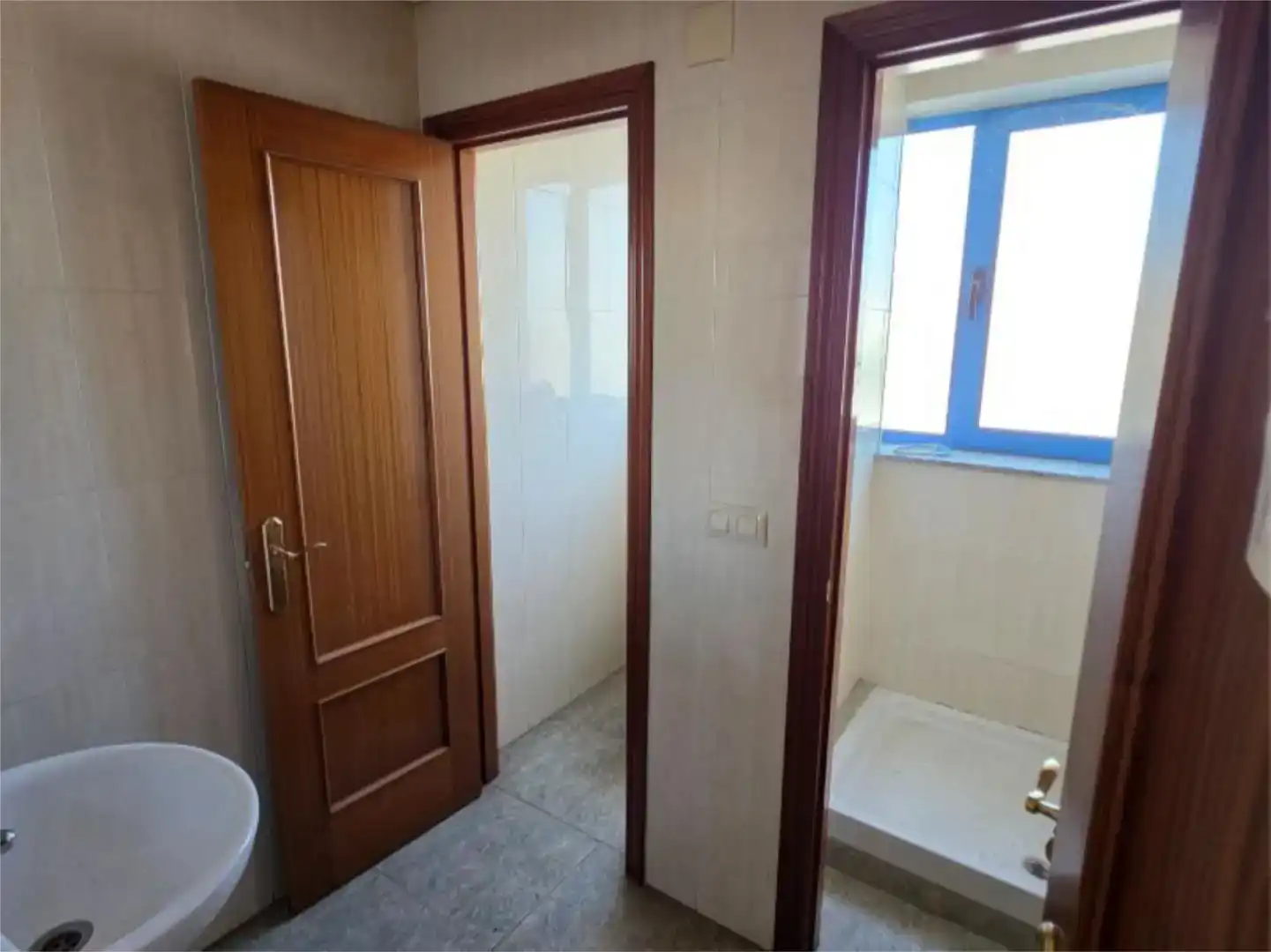 Badezimmer von Fabrikhallen zur Miete in Llanera