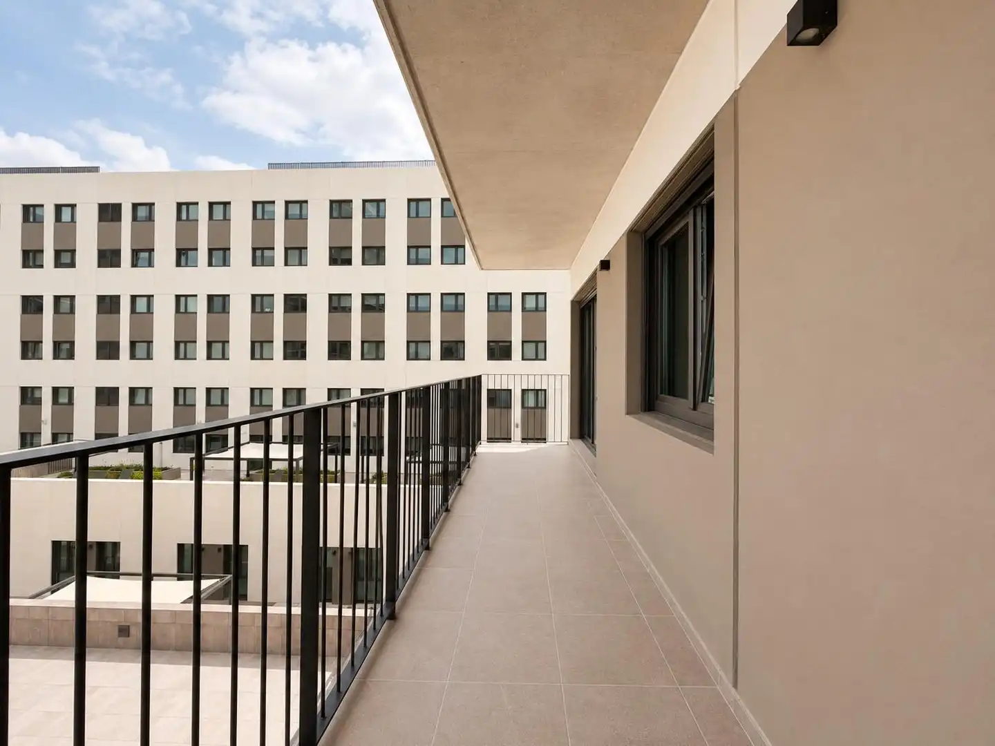 Außenansicht von Wohnung zur Miete in Terrassa mit Heizung, Parkett und Terrasse