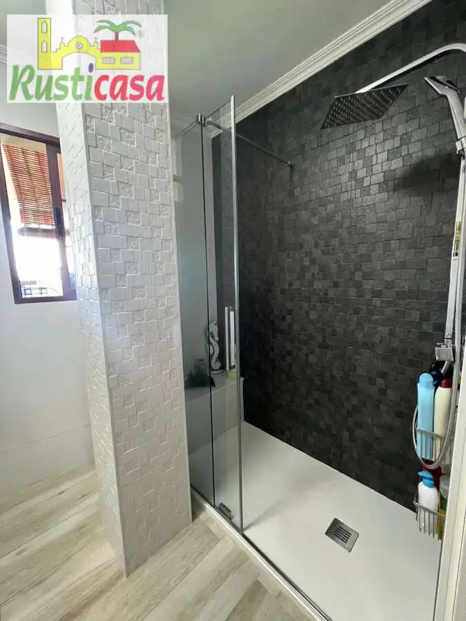 Bathroom of Attic for rent in Bailén  with Air Conditioner, Terrace and Furnished
