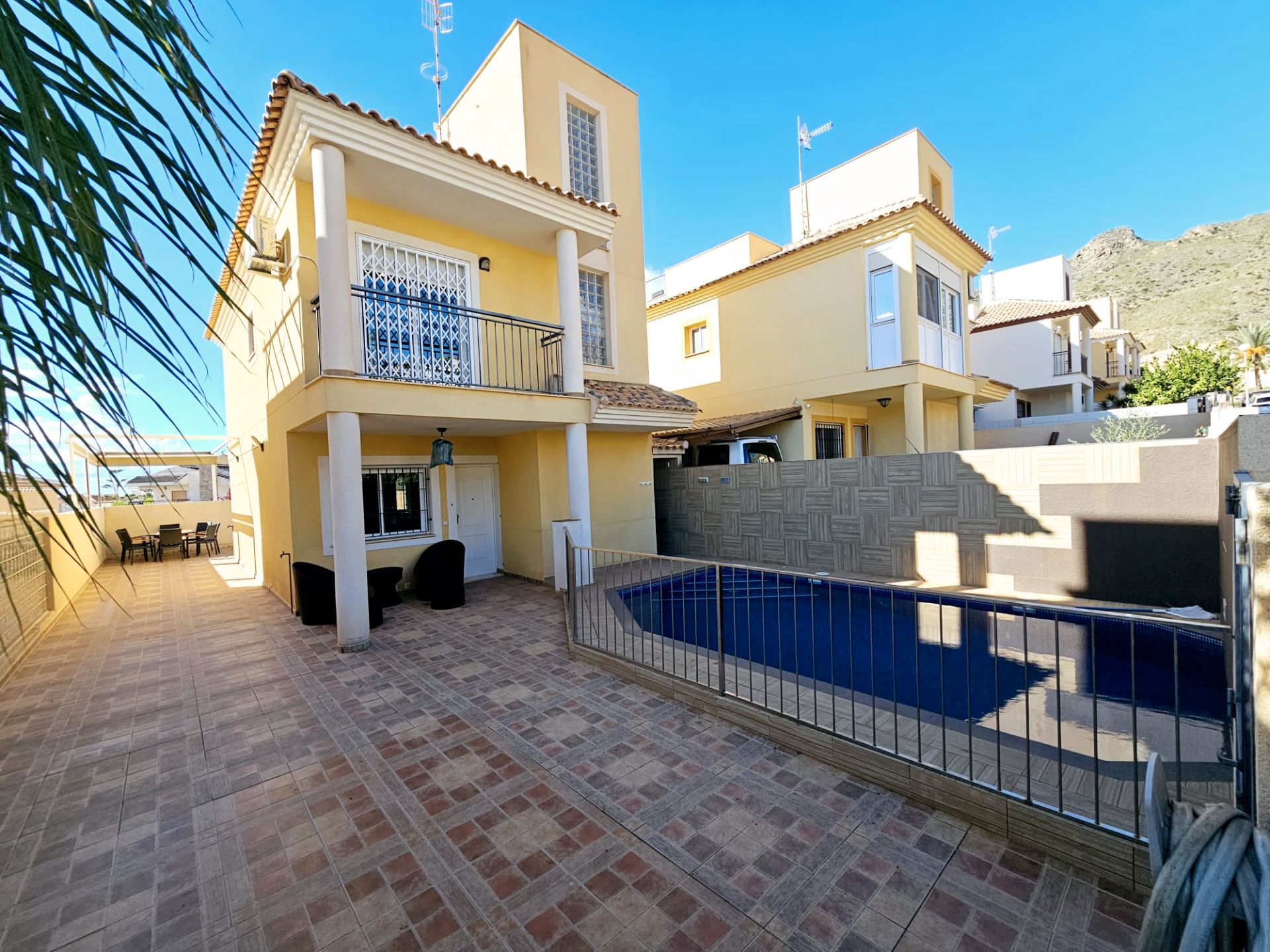 Vista exterior de Casa o xalet en venda en Mazarrón amb Aire condicionat, Piscina i Moblat