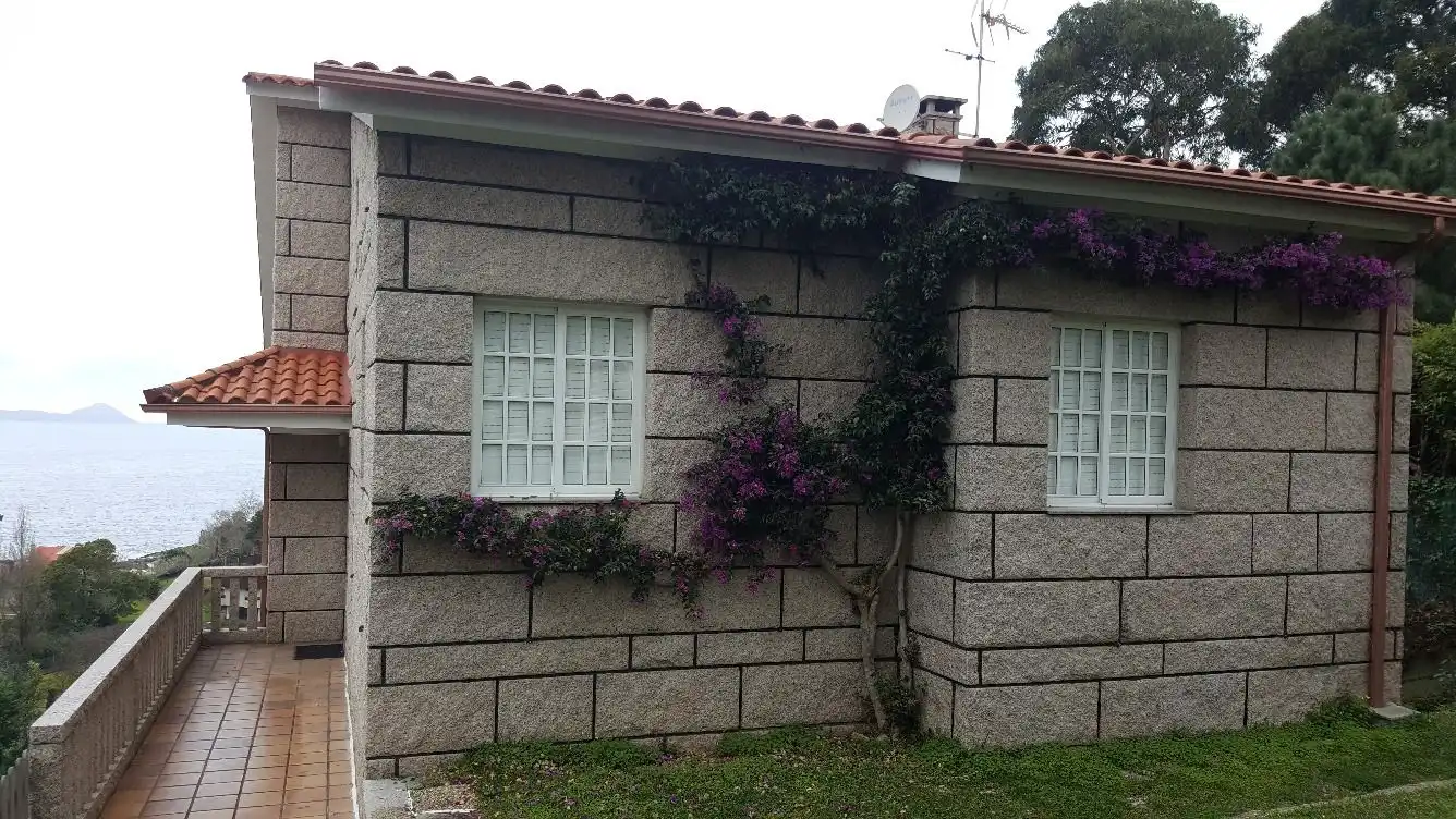 Vista exterior de Casa o xalet en venda en Vigo  amb Jardí privat, Parquet i Terrassa