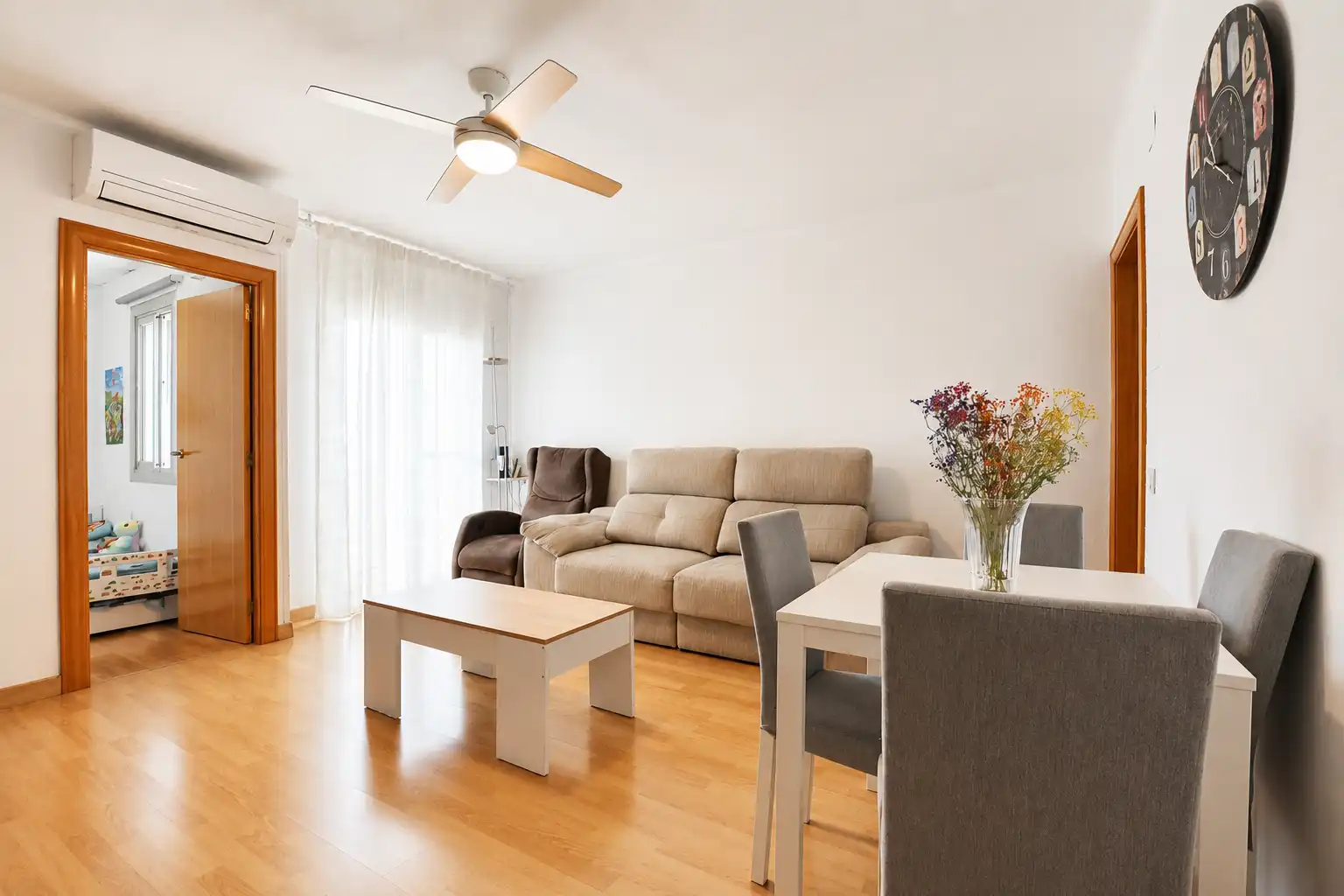Sala de estar de Piso en venta en Santa Coloma de Gramenet con Aire acondicionado y Terraza