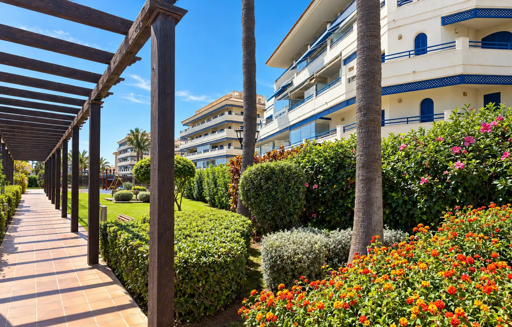 Vista exterior de Apartament en venda en Manilva amb Aire condicionat, Terrassa i Traster